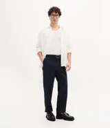 Pantalón de corte recto confeccionado en sarga de algodón con un toque de elastano. Presenta cintura con trabillas para cinturón, cierre tradicional de botón y cremallera, y bolsillos laterales y traseros.