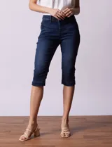 Pantalón capri de denim elastizado, color celeste.