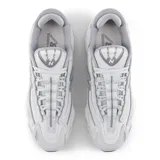 Championes urbanos New Balance modelo 1000, color gris, con diseño de líneas fluidas y logo N en el lateral. Presentan una entresuela robusta de color blanco y suela negra.