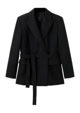 Blazer de corte sastrero en color negro, con solapas clásicas, cierre frontal de un botón y bolsillos laterales con solapa. Presenta un diseño estructurado con hombreras y forro interior completo.