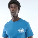 Remera azul de manga corta, con cuello redondo y estampado pequeño en el pecho con la inscripción "Golden Peel California".