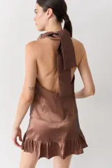 Top halter color marrón brillante, con cuello alto drapeado y espalda media baja.