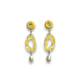 Aros colgantes con pasador naranja, pieza transparente con diseño amarillo y perla de río.