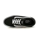 Championes Vans modelo Wm Ward, color negro con la clásica franja lateral Sidestripe en blanco, cordones blancos y suela de goma vulcanizada con la característica banda de refuerzo.