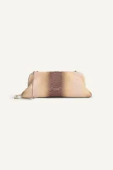 Bolso tipo pouch con textura de piel de serpiente en tonos degradados de beige y marrón. Cuenta con una cadena metálica dorada extraíble y cierre superior mediante clip.
