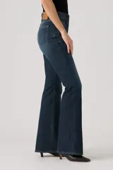 Jeans de tiro alto con corte acampanado, confeccionados en denim azul oscuro con efecto de lavado localizado. Presentan cierre de cremallera y botón, con bolsillos laterales y traseros.