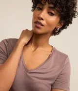 Blusa básica de manga corta y escote en V, color verde lima pálido.