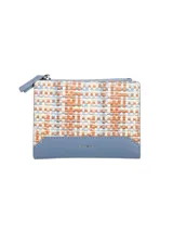 Monedero Terrano con diseño tejido multicolor en tonos beige, naranja y celeste. Tiene cierre superior con cremallera y un bolsillo exterior.