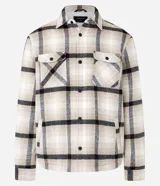 Campera trucker masculina de terciopelo a cuadros en tonos beige, blanco y negro, con cuello inglés, cierre abotonado, bolsillos cargo y forro interno de sherpa.