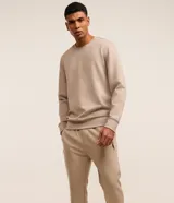 Pantalón jogger deportivo de hombre en color azul, con cintura elástica ajustable con cordón, bolsillos laterales con cierre de cremallera y bajo ajustado con puño elastizado.