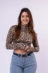 Polera de cuello alto y manga larga con estampado animal print de leopardo, confeccionada en tejido elástico ajustado al cuerpo.