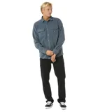 Camisa azul de polar con cuello clásico, cierre con botones a presión, dos bolsillos de parche con botón en el pecho y logo de la marca bordado en uno de ellos.