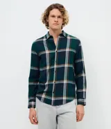 Camisa de manga larga confeccionada en franela de viscosa y poliéster, con estampado de cuadros escoceses en tonos verde, azul y marrón. Presenta cuello clásico y cierre frontal con botones.