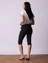 Pantalón capri de denim elastizado, color celeste.