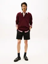 Pantalón chino corto de corte regular, confeccionado en algodón elástico con tecnología StayFresh. Presenta cierre de cremallera con botón, dos bolsillos laterales ribeteados y dos bolsillos traseros de ojal con botón.