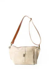Bandolera de cuero color beige con correa larga ajustable color marrón. Presenta un bolsillo frontal con cierre metálico tipo broche y un detalle de borla lateral.
