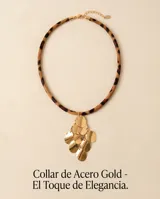 Collar con cordón de cuerina con estampado animal print y dije colgante de acero con baño de oro compuesto por múltiples piezas circulares pequeñas.