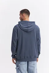 Canguro con capucha y cordones ajustables, de corte holgado y bolsillo frontal tipo canguro. Presenta un pequeño logo estampado en el pecho.