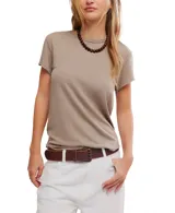 Remera We The Free estilo baby tee de manga corta y cuello redondo, color beige, con diseño básico y ajuste ceñido.