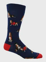Calcetín de largo medio color azul marino con estampado de perros Basset Hound con sombreros y suéteres rojos. Presenta talón y puntera en color rojo contrastante.