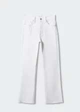 Jeans flare crop blancos de tiro alto, con diseño acampanado y bajo deshilachado. Cuentan con cinco bolsillos, trabillas para cinturón y cierre frontal con cremallera y botón.