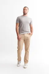 Pantalón de vestir color beige de corte recto.