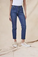 Pantalón de jean azul de corte recto, tiro alto y largo hasta el tobillo.