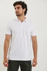 Remera tipo polo de manga corta, color negro, con cuello clásico y cierre frontal de botones.