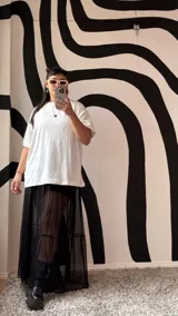 Pollera larga de microtul color negro, con cintura elástica.