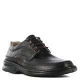 Zapato de hombre estilo casual, confeccionado en cuero negro con cierre de cordones. Presenta costuras reforzadas y una suela de goma resistente con diseño ergonómico.