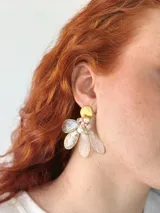 Aros colgantes con base dorada, cuentas de cristal y pétalos de nácar.