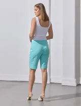 Bermuda color beige de gabardina elastizada, marca Zac & Rachel. Pretina ancha elastizada.