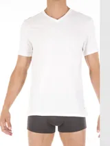 Pack de tres remeras blancas de algodón con cuello en V y manga corta.