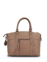 Cartera Hush Puppies modelo V26Lf Durham Bag de color marrón, confeccionada en material sintético. Cuenta con asas de mano, un bolsillo frontal con solapa y cierre metálico, detalles de herrajes en tono bronce y un llavero colgante distintivo de la marca.