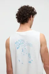 Musculosa negra de algodón con detalle de arte bordado en el pecho.