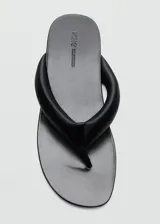 Sandalias de dedo color negro, con diseño flat y tiras acolchadas.