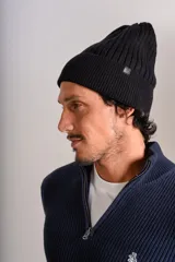 Gorro tipo beanie de tejido acanalado en color negro, con diseño clásico y ajuste cómodo.