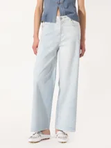 Pantalón de jean celeste claro, de corte ancho y tiro alto.