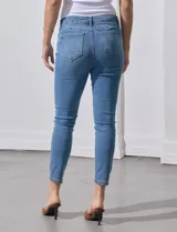 Jean elastizado de tiro alto, marca One Five One. Modelo skinny al tobillo, con pretina con pasadores, cierre y botón metálico. Tres bolsillos delanteros y dos traseros.