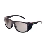 Lentes de sol MDQ modelo Ucca con armazón negro de diseño deportivo, micas fotocromáticas y protecciones laterales.