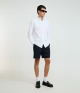 Camisa de manga larga en tejido oxford de algodón color blanco, con cuello tradicional y cierre frontal de botones.
