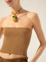 Top marrón de tejido de punto acanalado, corte a la cintura y sin breteles.