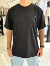 Remera oversize blanca de manga corta con estampado tipográfico y gráfico en la espalda.