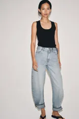 Jeans de tiro medio con corte balloon leg y largo completo. Presentan diseño de cinco bolsillos, trabillas en la cintura y bajo con dobladillo vuelto. Cierre frontal con cremallera y botón.