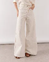 Jean wide leg de tiro alto en color beige, con bolsillos delanteros y traseros, cierre frontal con botón y costuras en contraste.