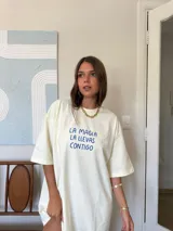 Remerón color crema, de corte oversize, con estampado frontal en azul que dice "LA MAGIA LA LLEVAS CONTIGO".