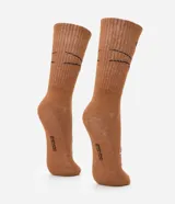 Medias de algodón color marrón con estampado del personaje Jerry de Tom y Jerry en la parte superior y el logo de Tom y Jerry en el tobillo. Tienen un caño mediano y ajuste cómodo.