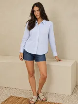 Short de denim con lycra y dobladillo desmechado.