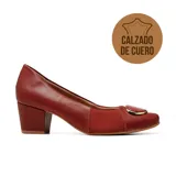 Zapato de tacón medio Usaflex, diseñado especialmente para brindar confort a personas con juanetes. Confeccionado en cuero negro con paneles laterales de tejido elástico y detalle de aplique metálico en la puntera.