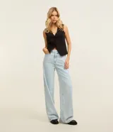 Pantalón wide leg de tiro alto confeccionado en denim celeste claro, con trabillas en la cintura y bolsillos funcionales.
